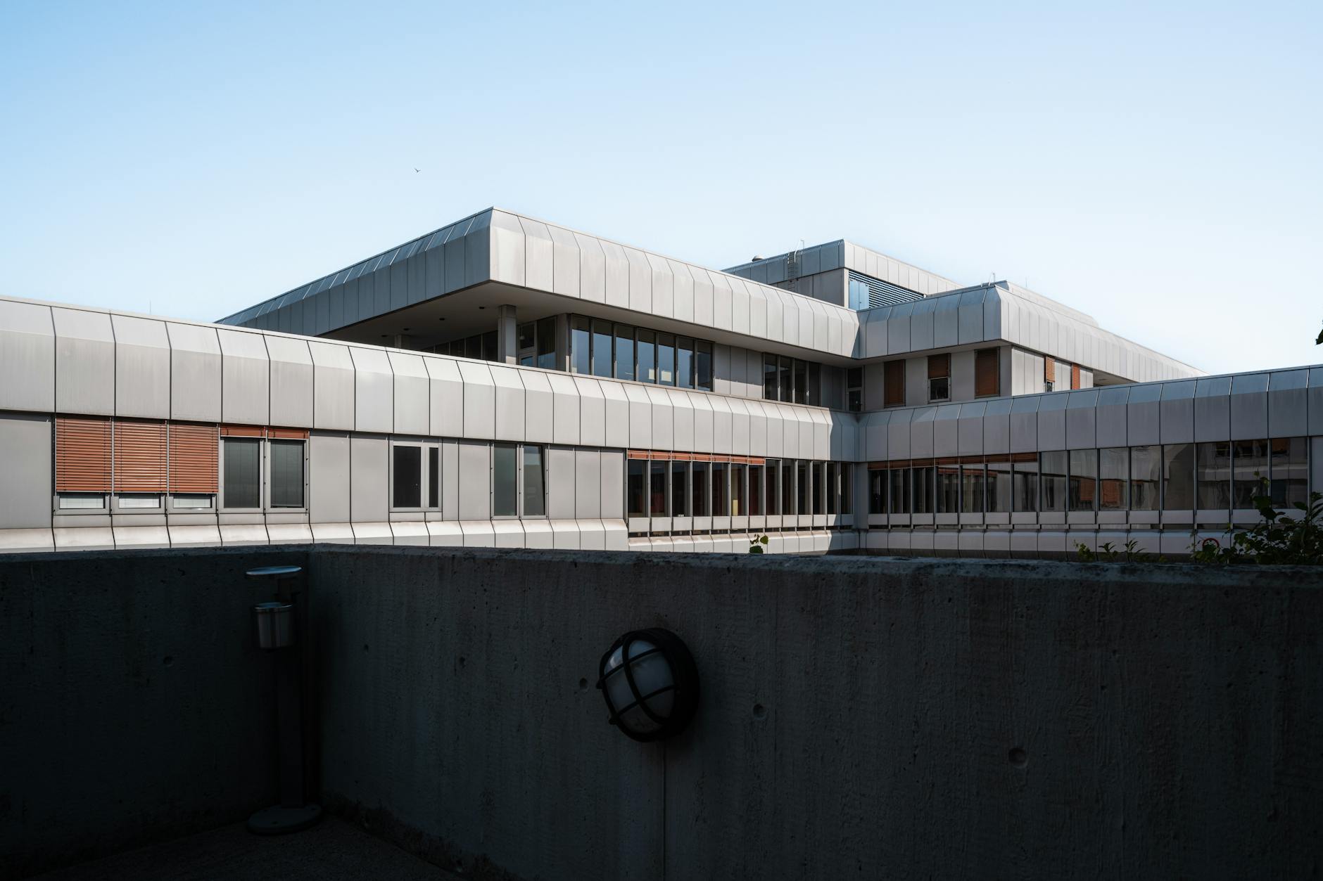 A modern hospital building exterior under a clear sky